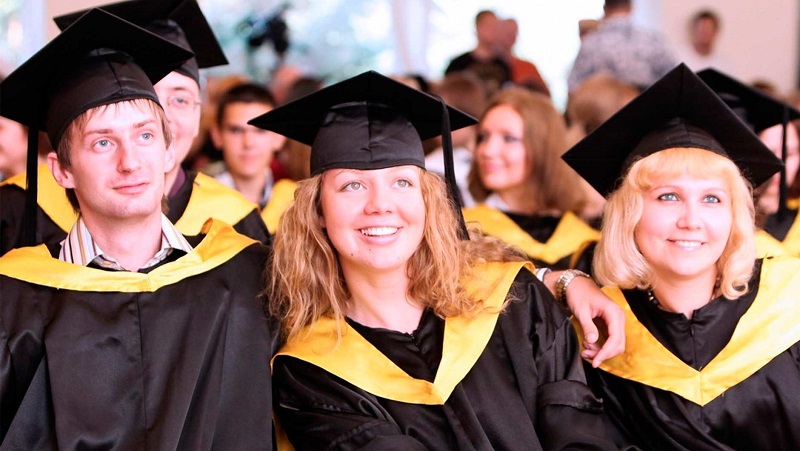 Диплом магистра Магистры на вручении диплома